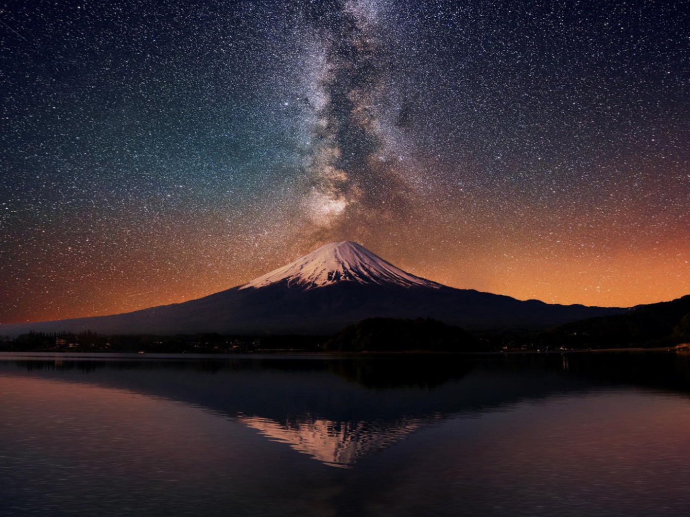 Заснеженная вершина горы на фоне млечного пути 