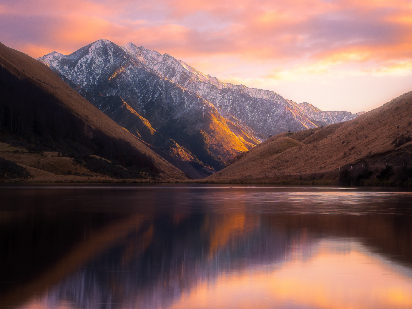 Тихая вода в озере Kirkpatrick на фоне гор, Новая Зеландия
