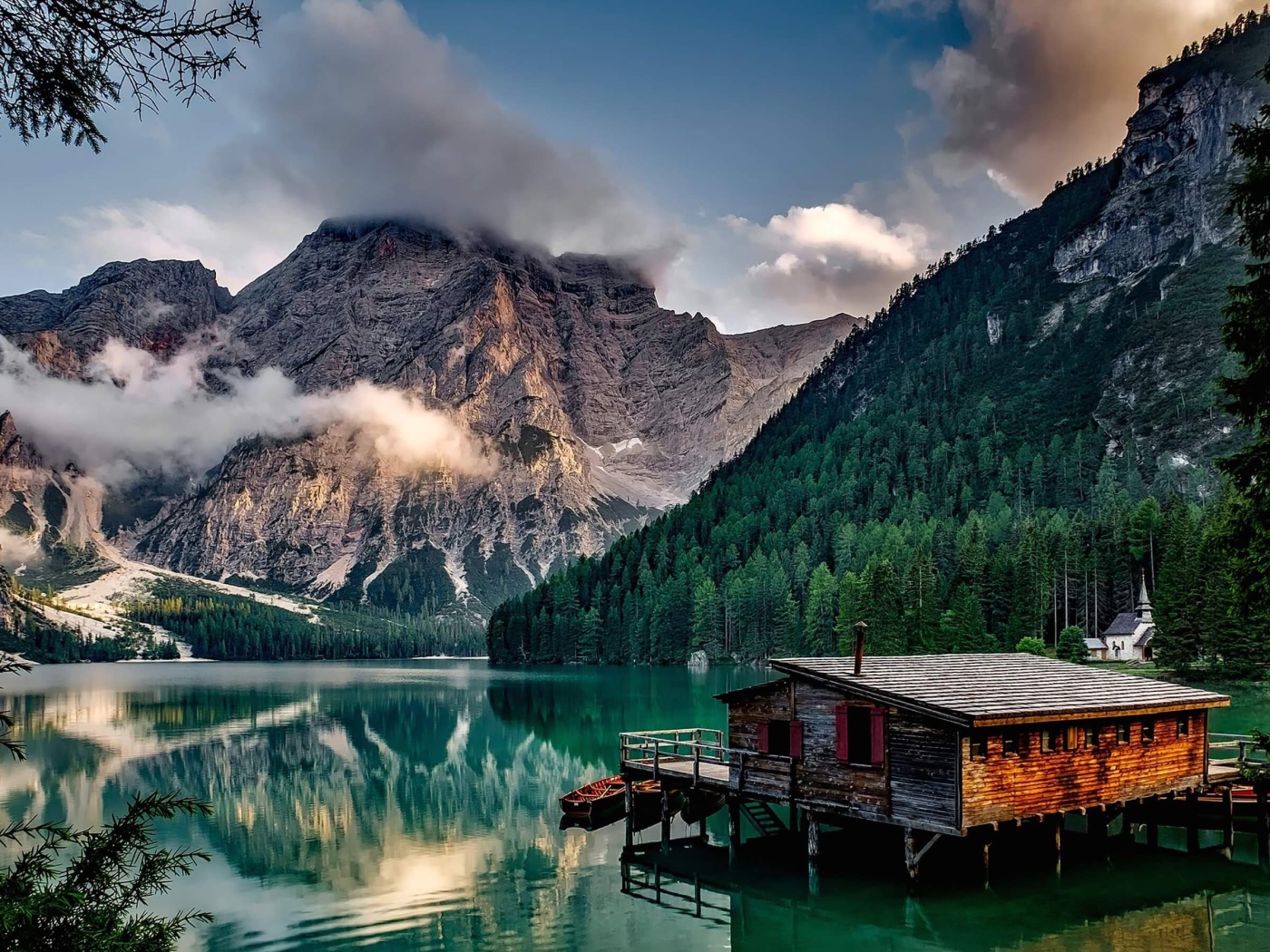 Деревянный домик на озере Брайес, Италия 