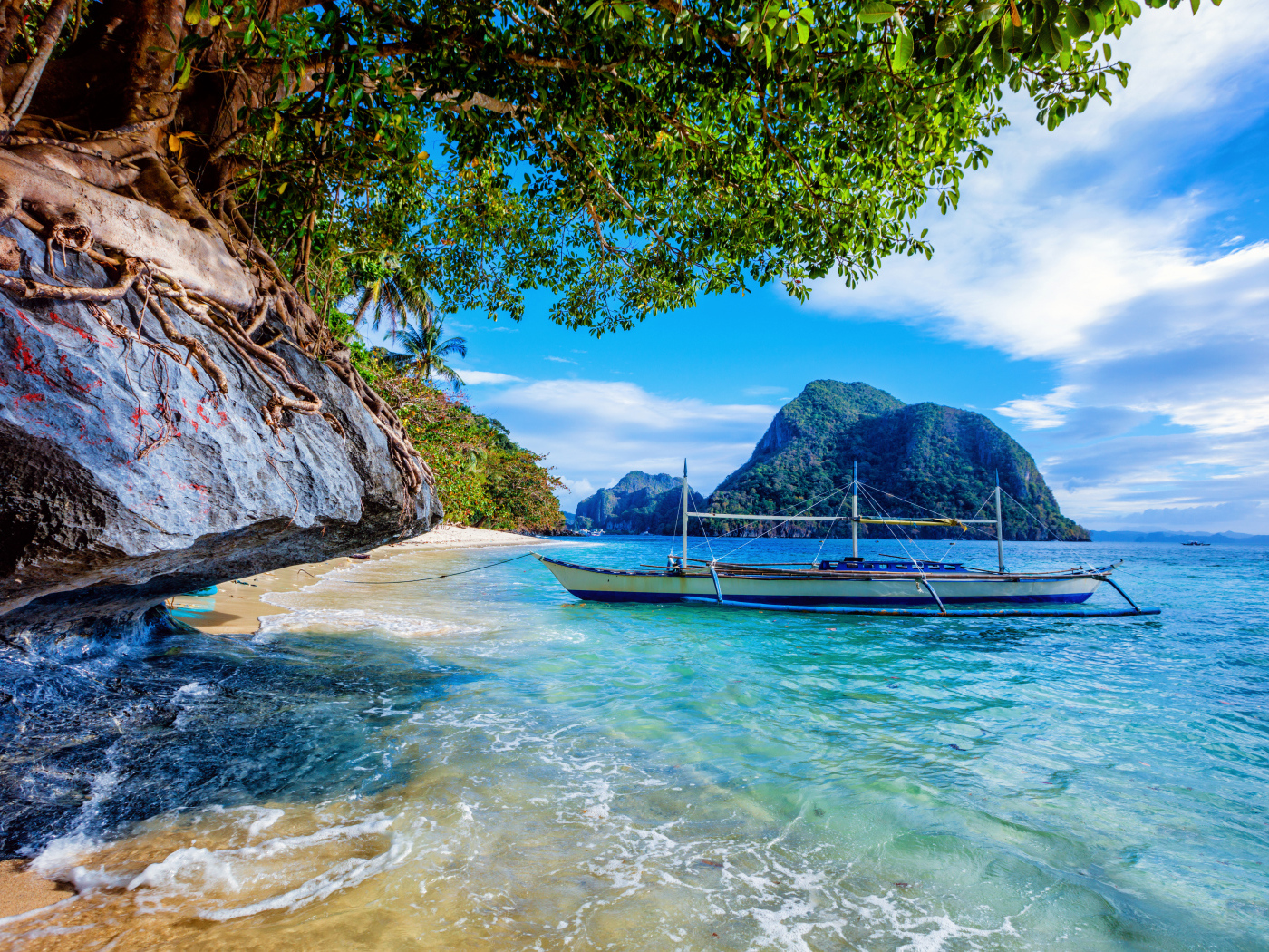 Лодка на морском побережье в тропиках, Филиппины