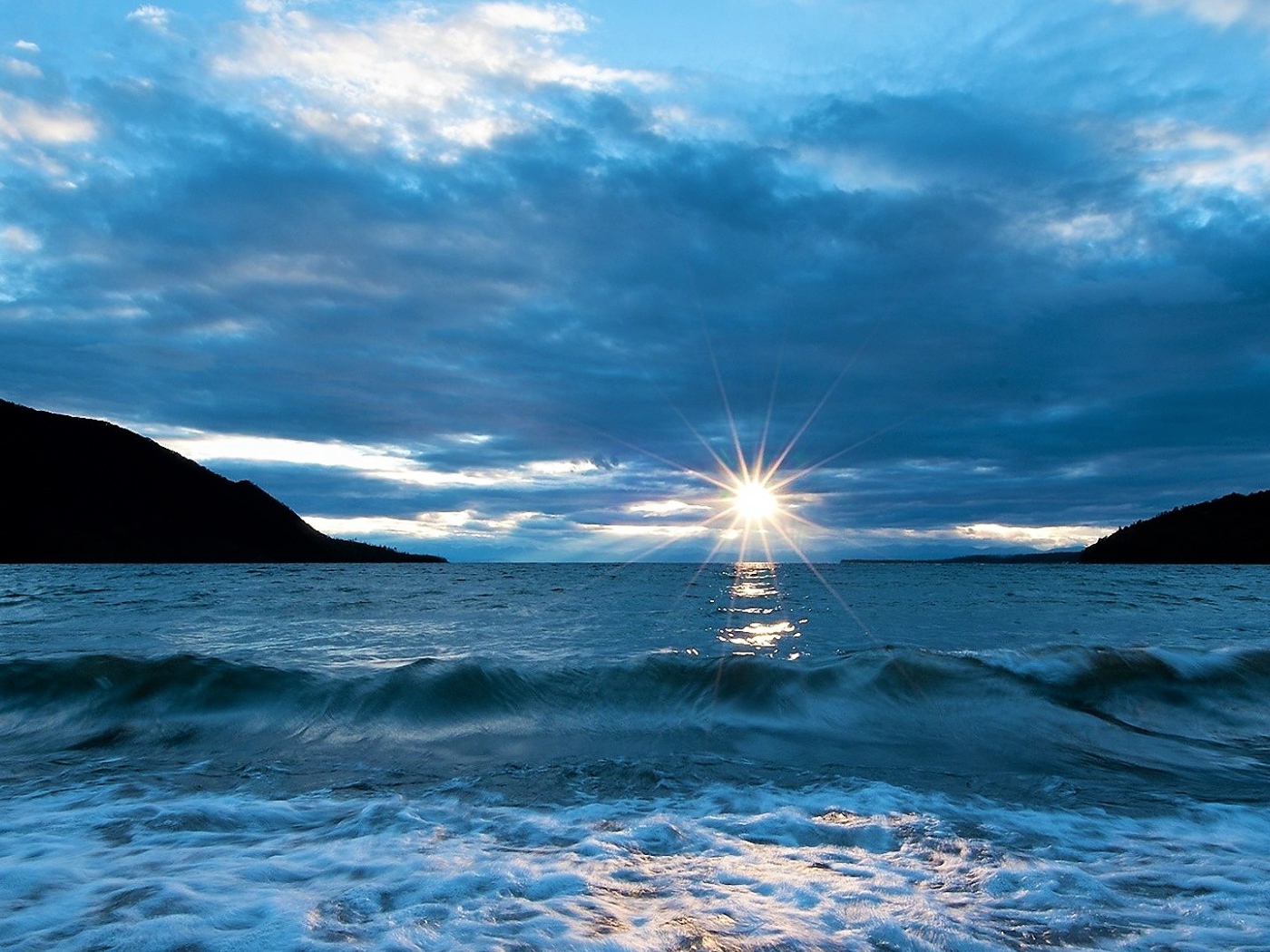 Закат летнего солнца над океаном