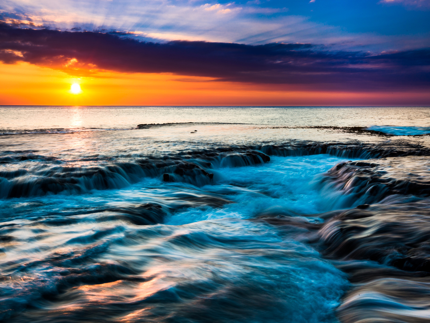 Закат солнца на горизонте над морем