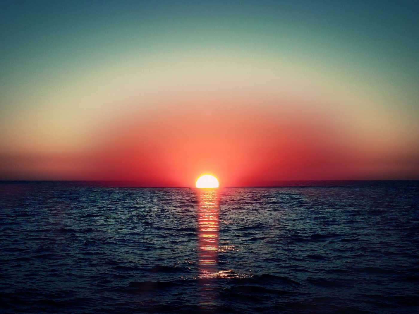 Закат красного солнца в море