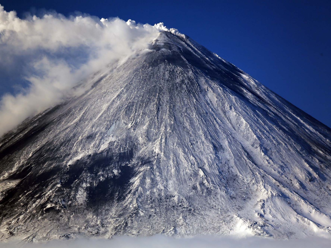 Белый дым выходит из вулкана Ключевская сопка 