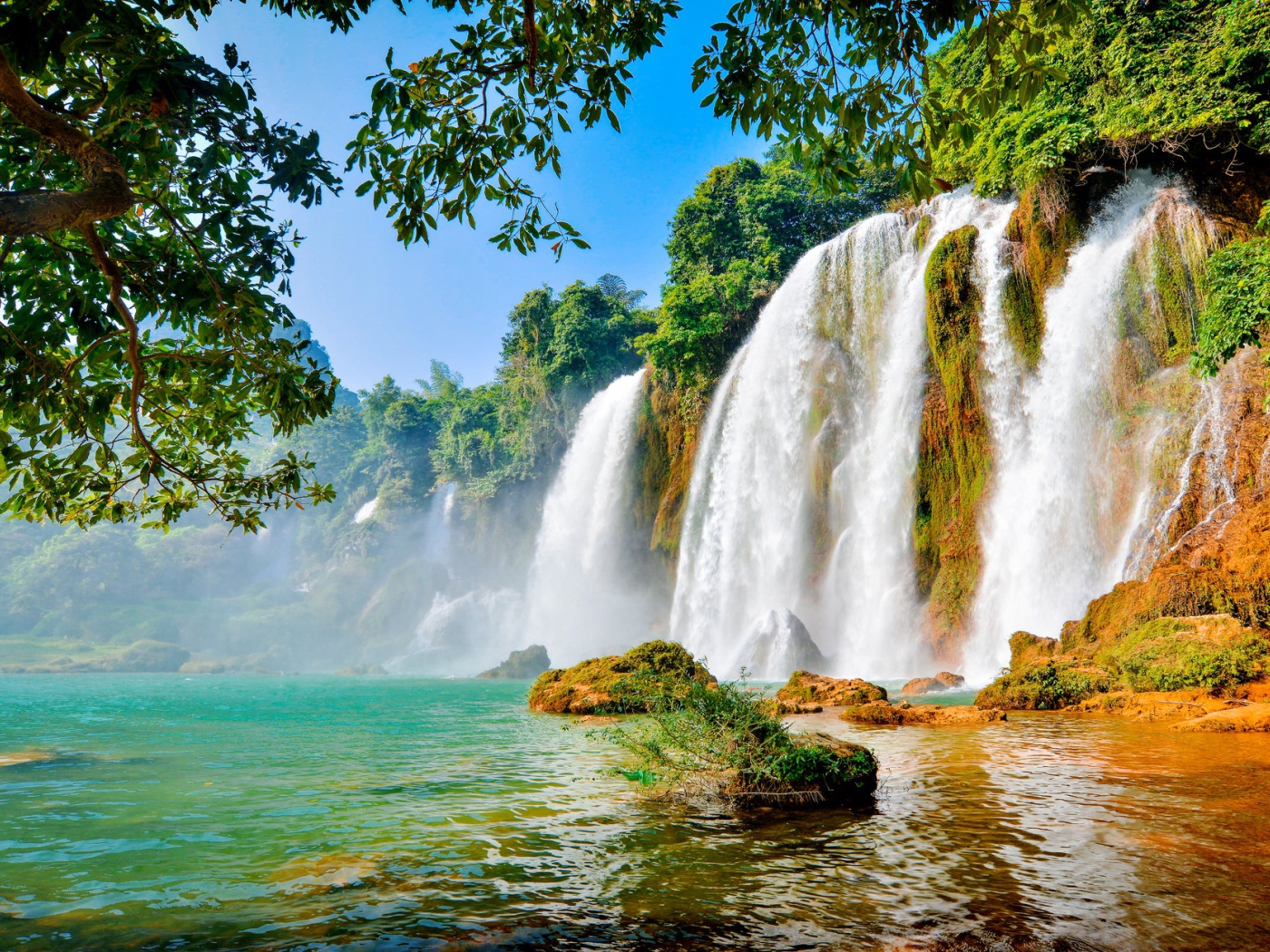 Водопад стекает по скале в озеро