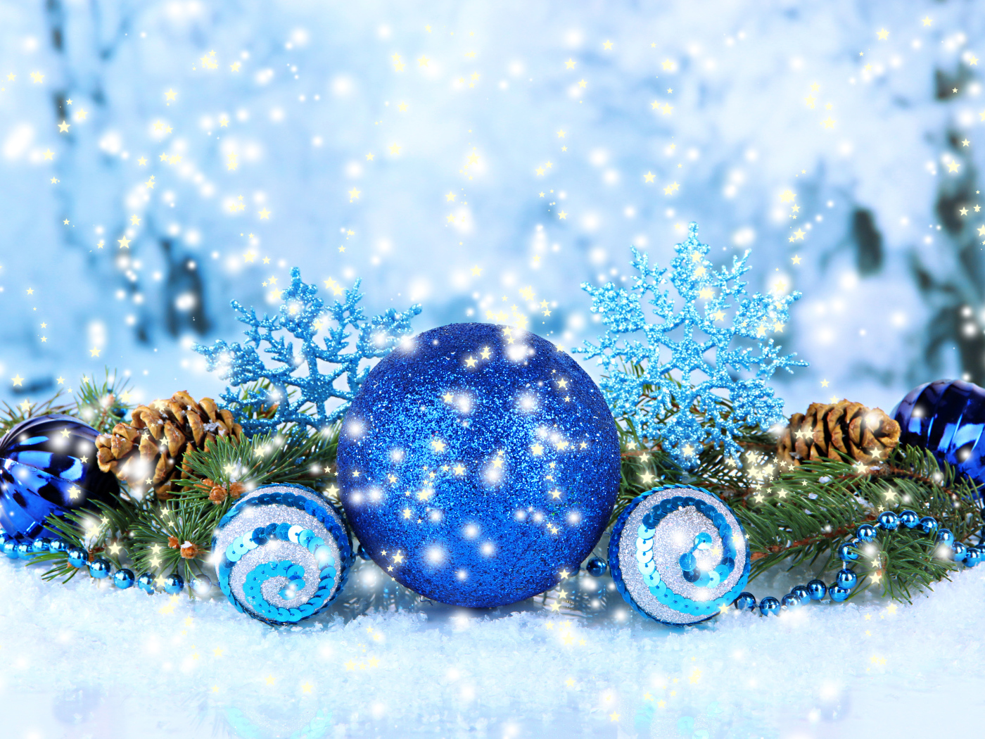 Яркие голубые шары и снежинки на Новый год 2018 и Рождество