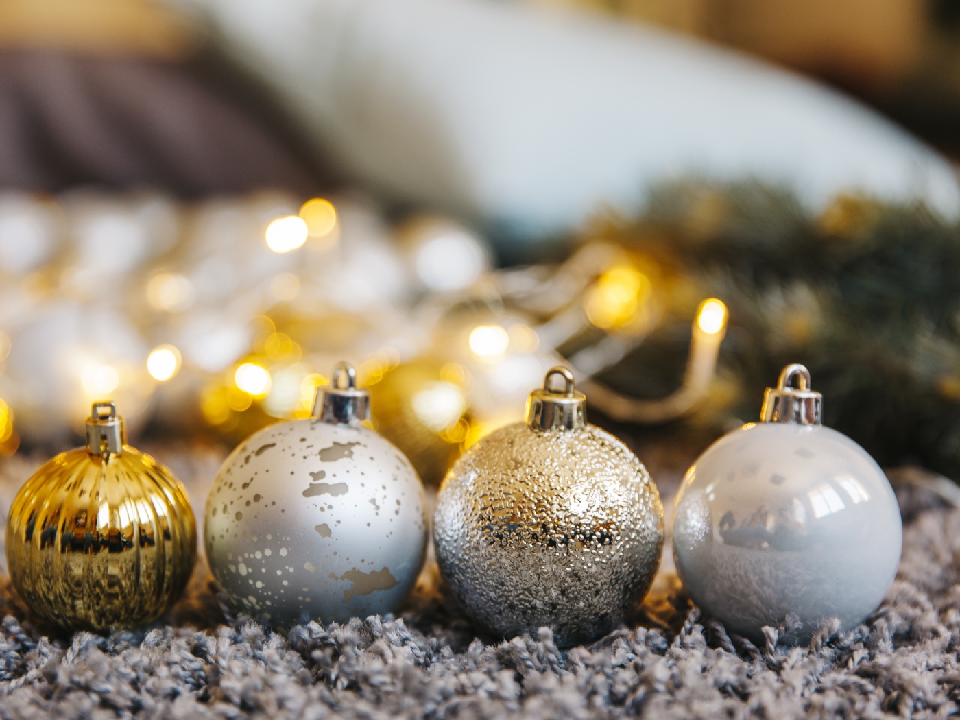 Четыре разноцветных елочных шарика