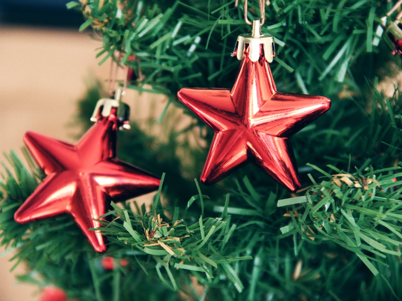 Две красные звезды на елке на Новый год, 2018