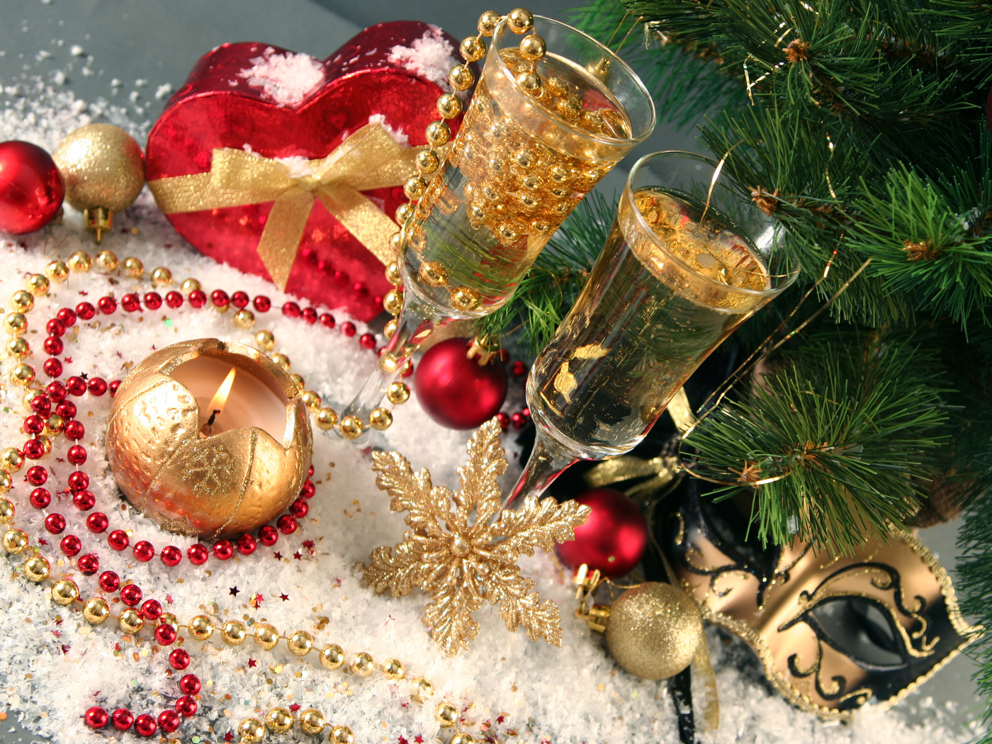Два фужера с шампанский с новогодним декором под елкой