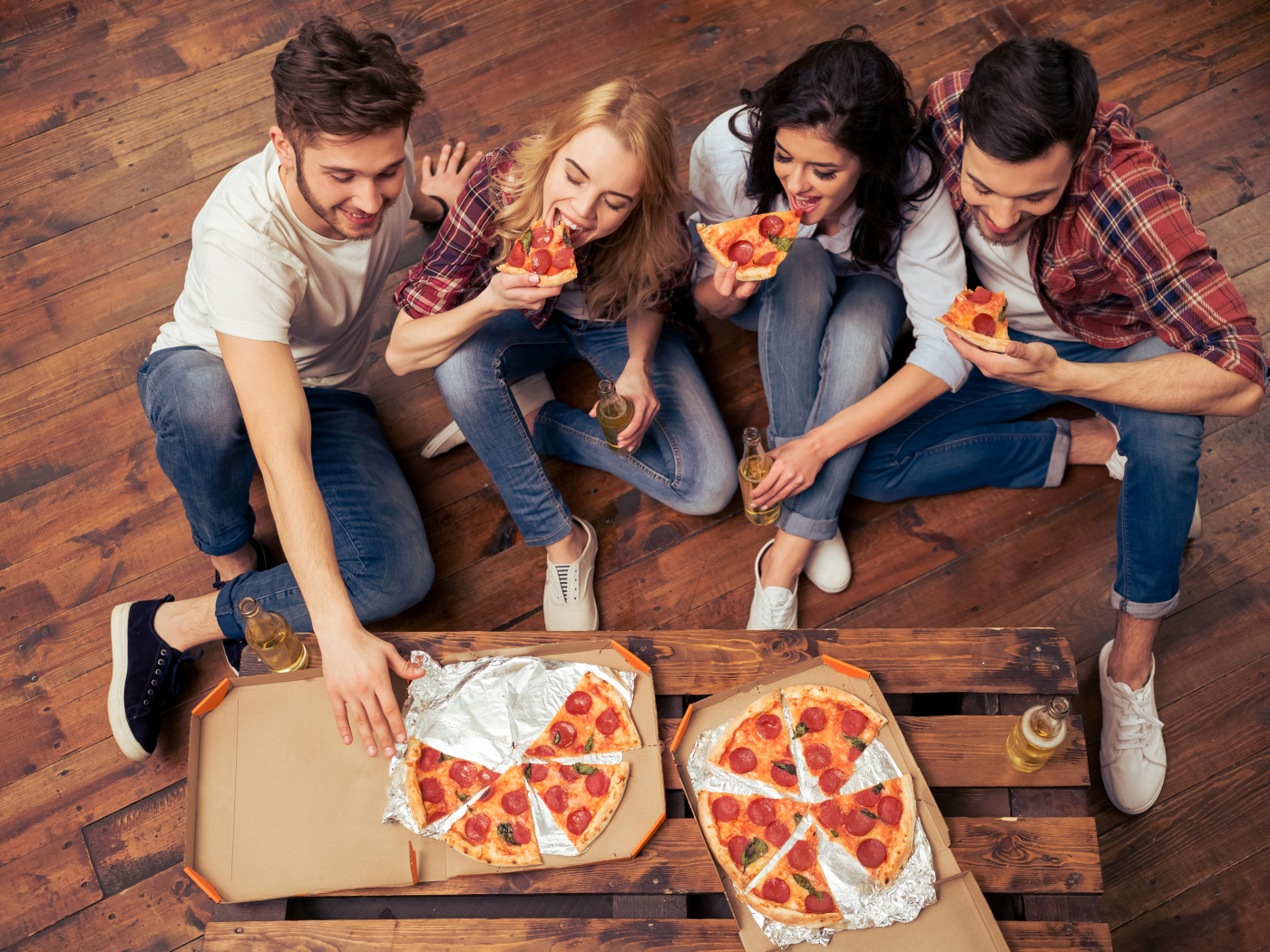 Компания друзей ест аппетитную пиццу