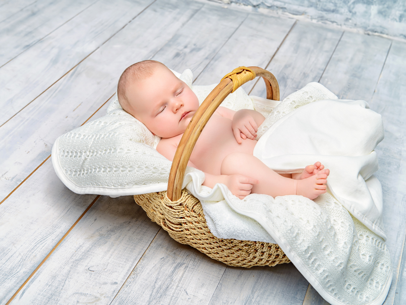 Маленький младенец спит в корзине