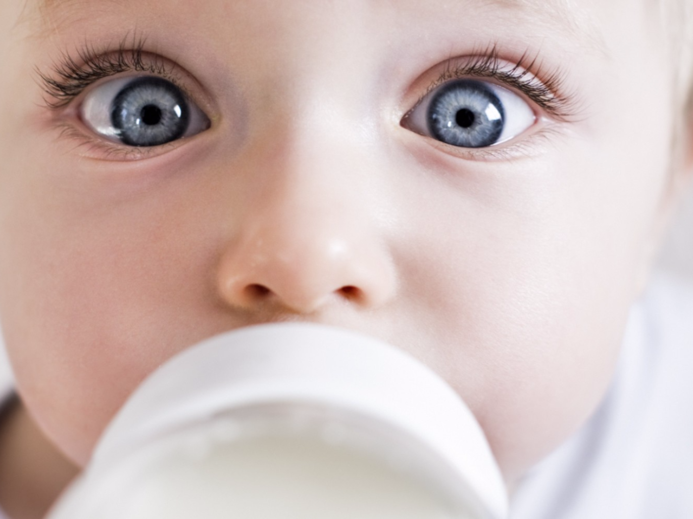 Маленький ребенок с большими голубыми глазами 