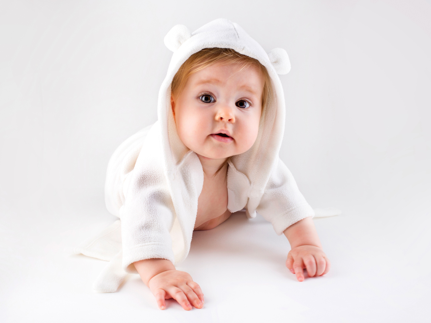 Девочка младенец в белом халате с ушками на капюшоне