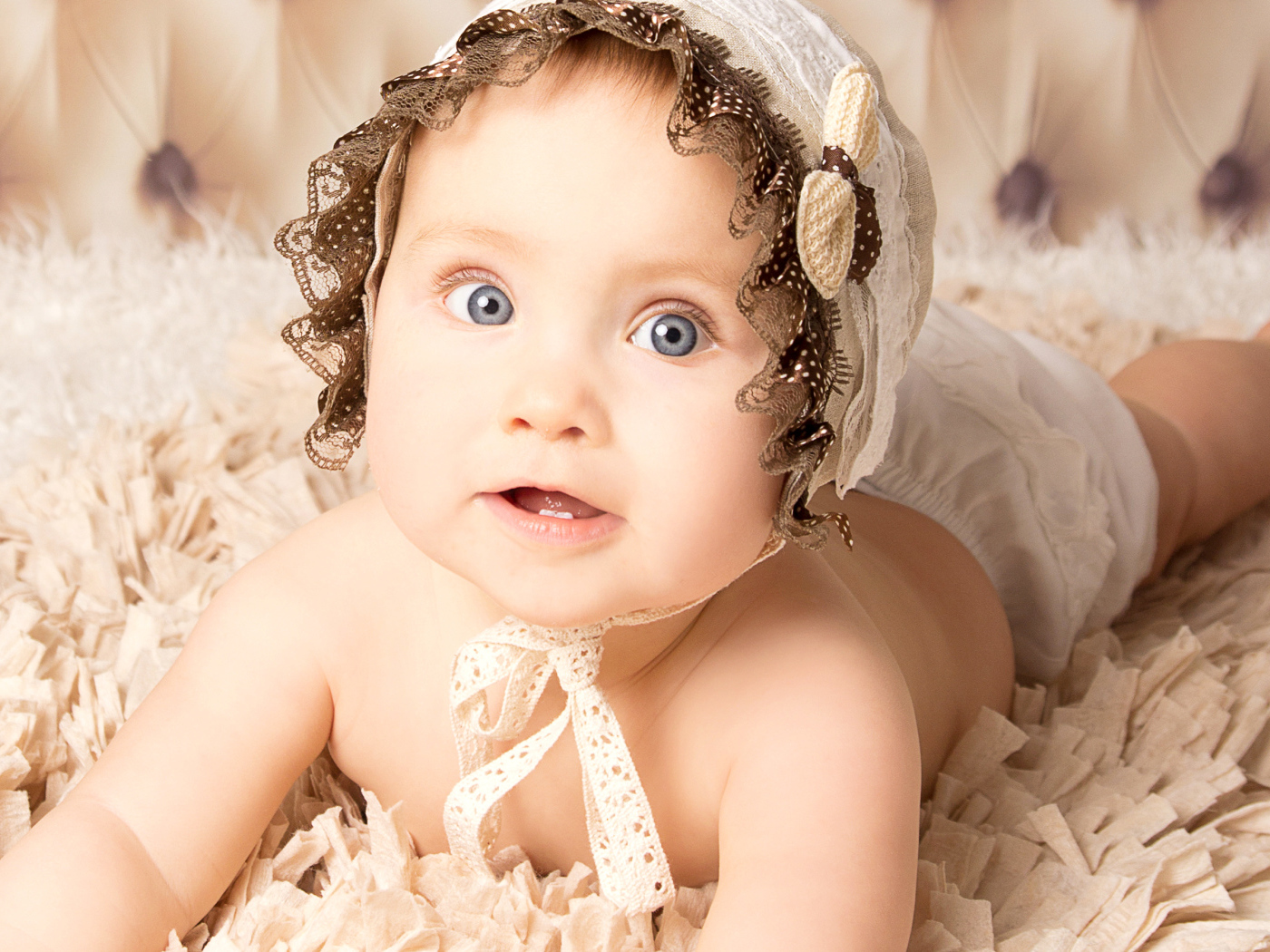 Красивая голубоглазая девочка в шапке