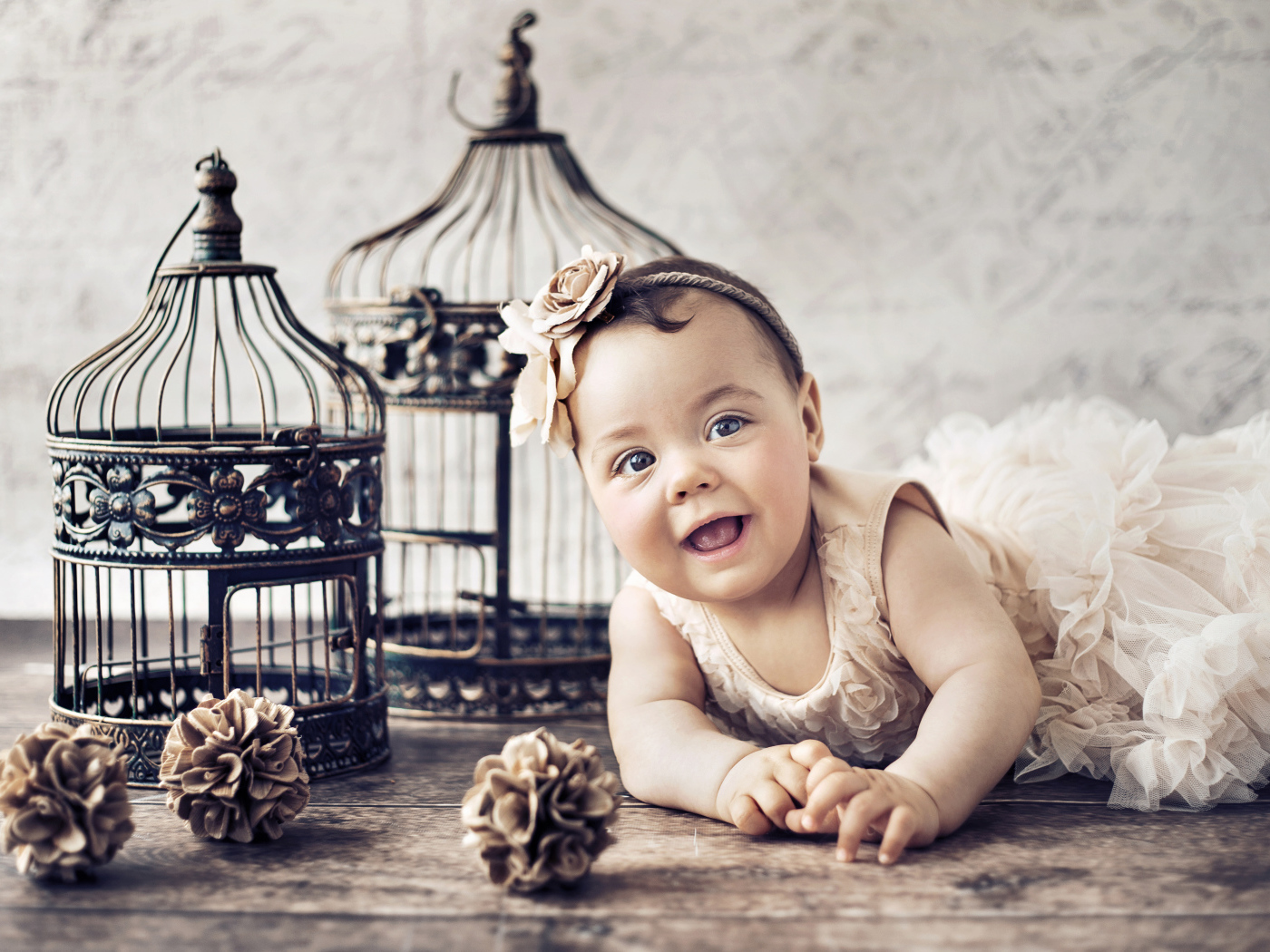 Красивая девочка с железными клетками для птиц