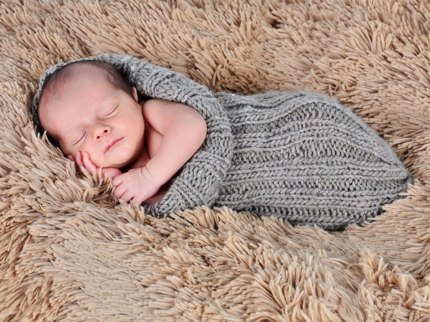 Милый спящий маленький мальчик 