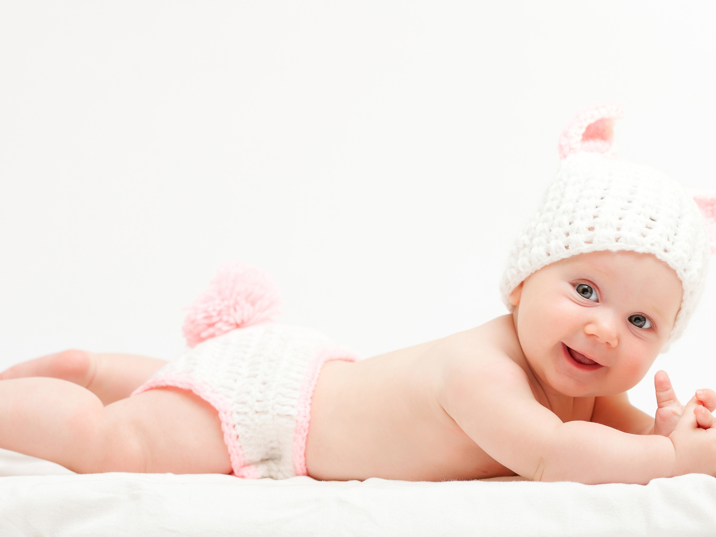 Милый улыбающийся младенец в вязаном костюме