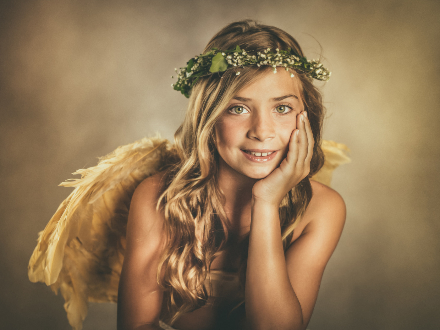 Зеленоглазая красивая девочка с крыльями ангела