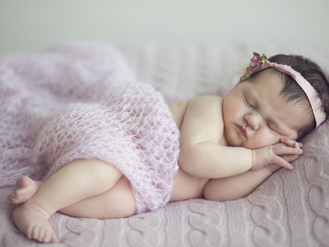 Маленький спящий младенец девочка 