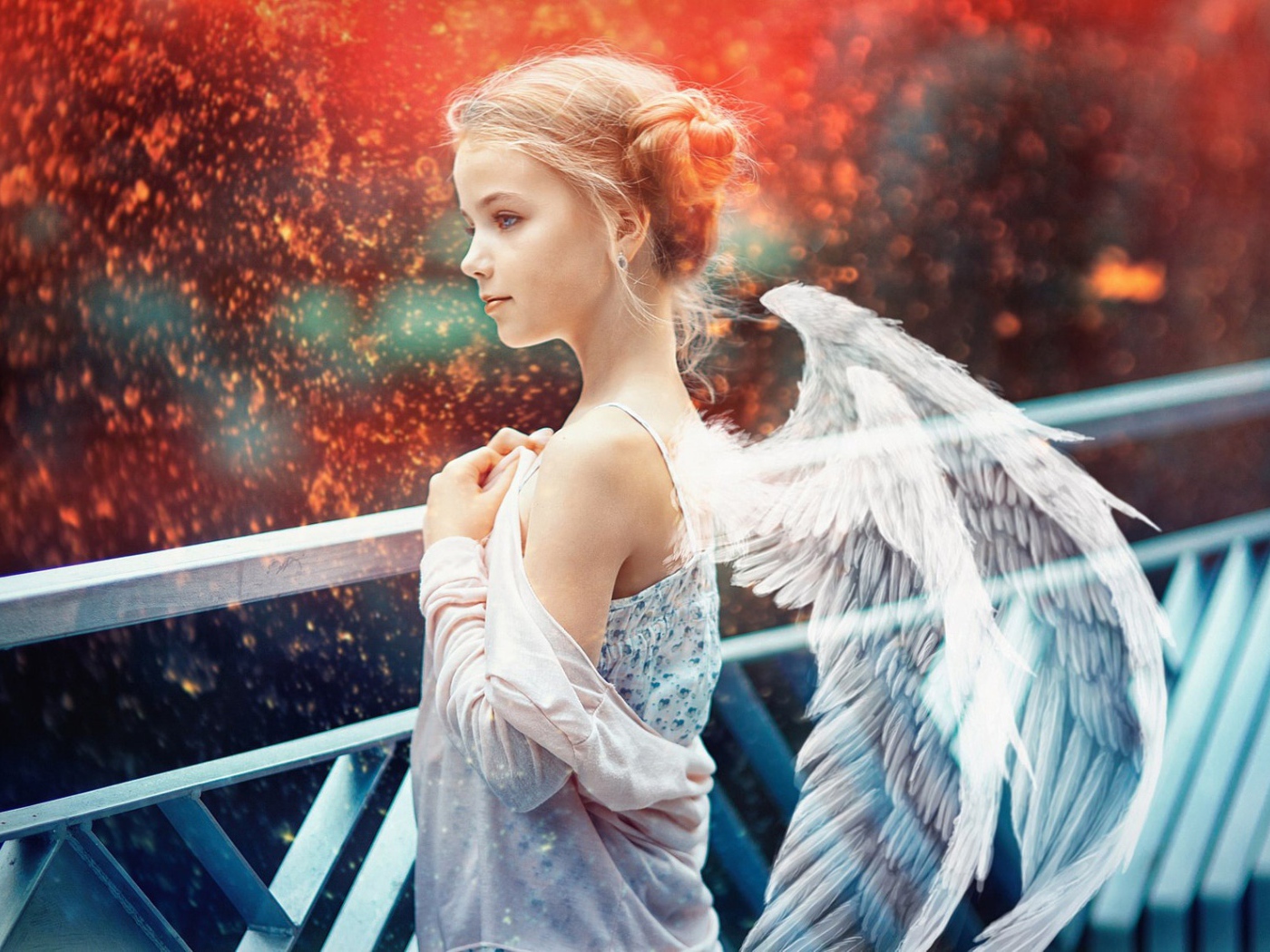 Маленькая красивая девочка с крыльями ангела