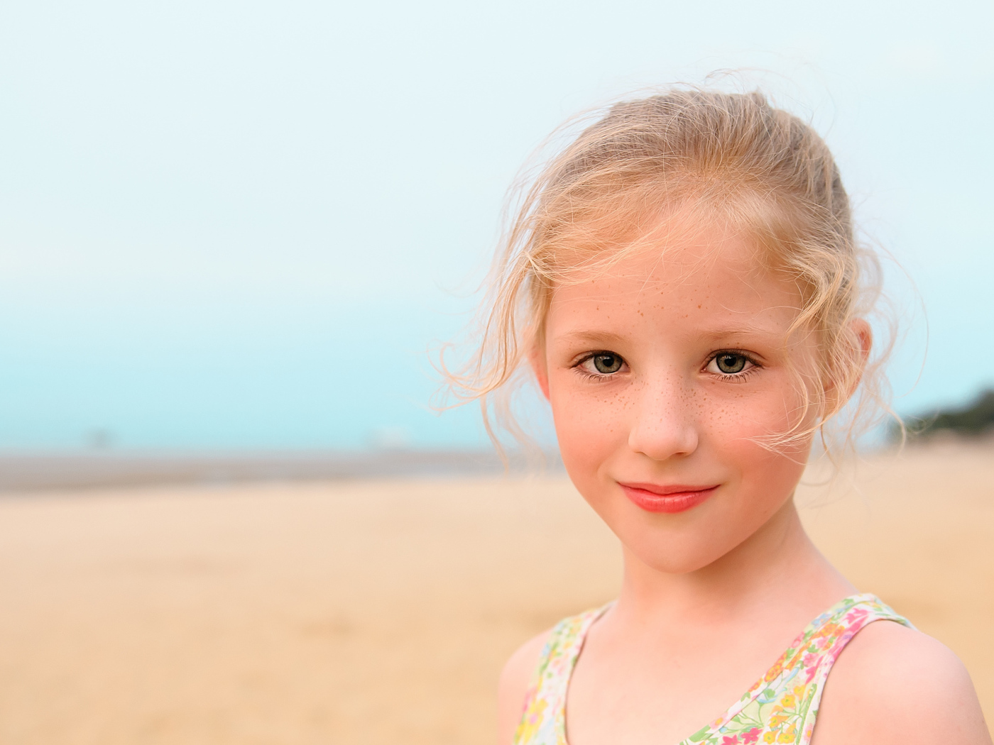 Маленькая красивая девочка с веснушками на лице