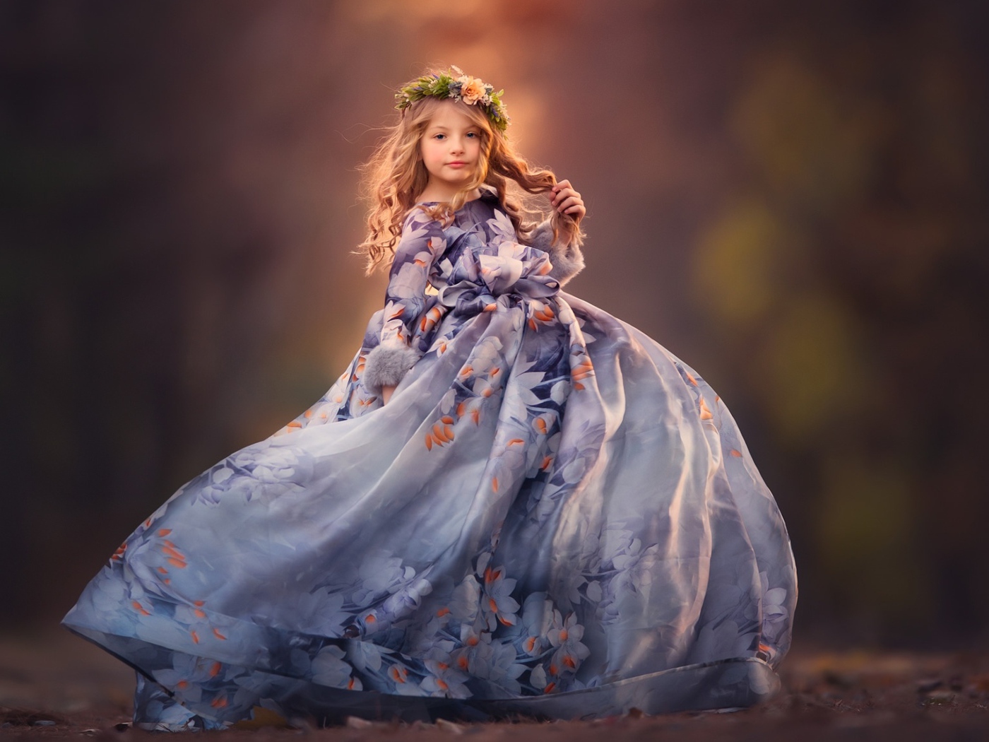 Маленькая девочка в красивом платье 
