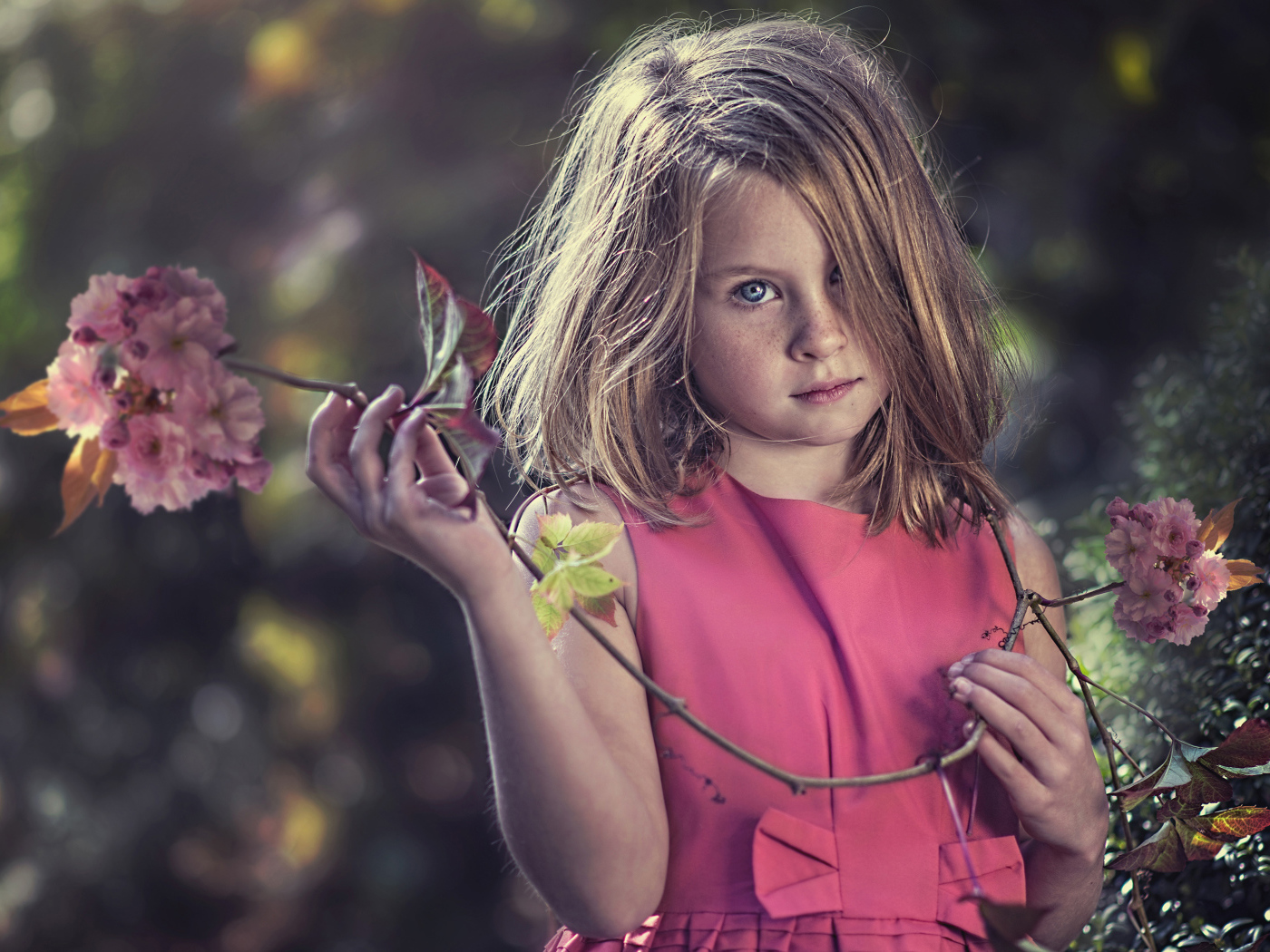 Маленькая девочка в розовом платье