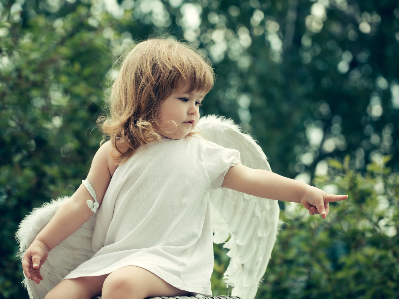 Маленькая девочка в костюме ангела