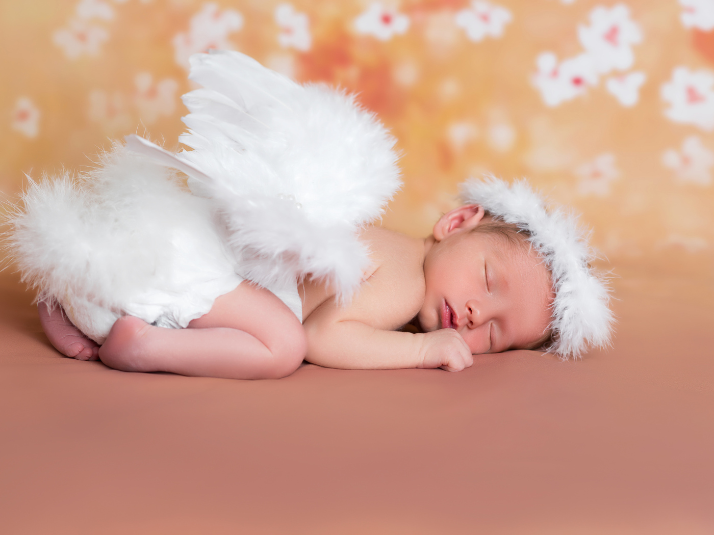 Милый спящий младенец в костюме ангела