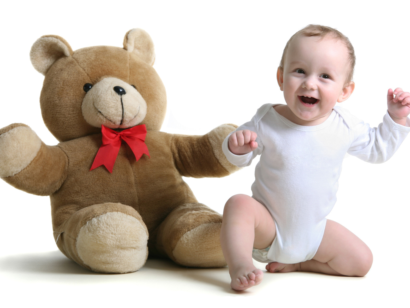 Улыбающийся малыш с большим плюшевым медведем на белом фоне