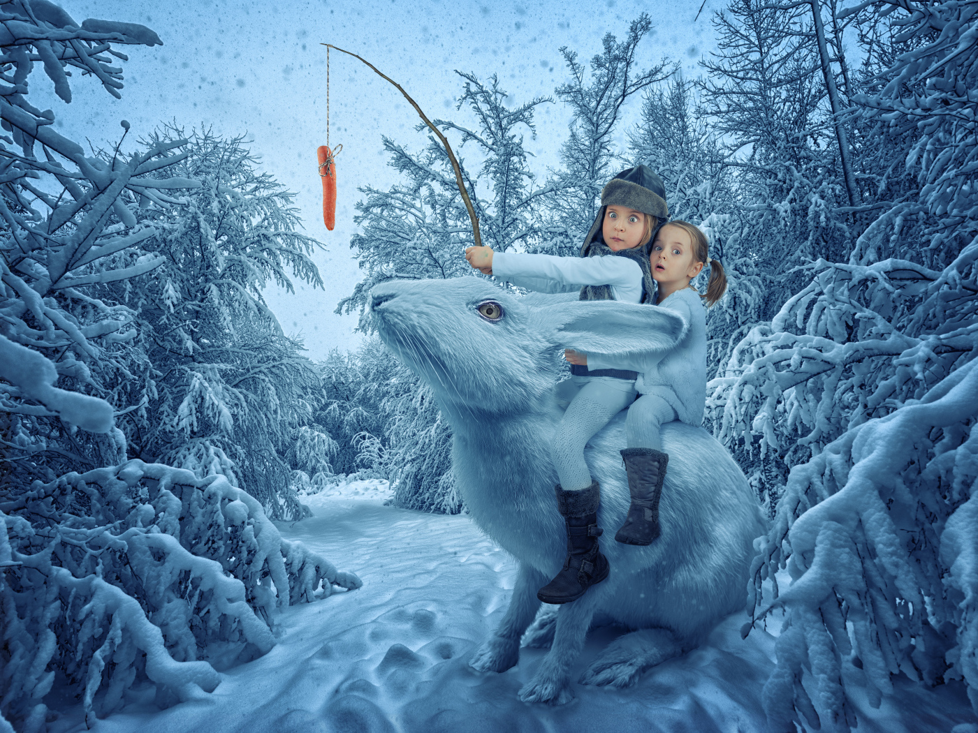 Две смешные девочки сидят на большом волшебном кролике в зимнем лесу