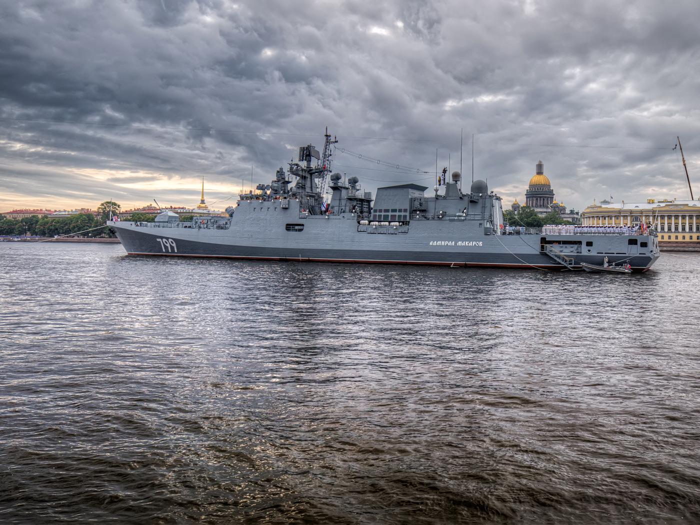 Большой российский фрегат Адмирал Макаров на воде