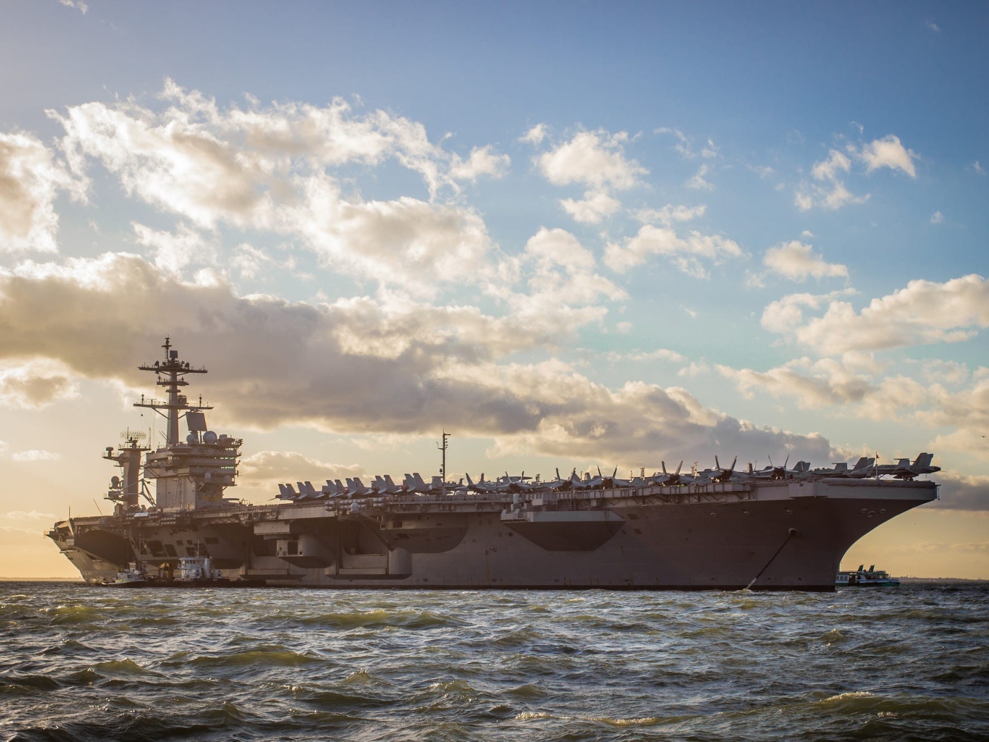 Авианосец USS George H.W. Bush (CVN-77) в океане 