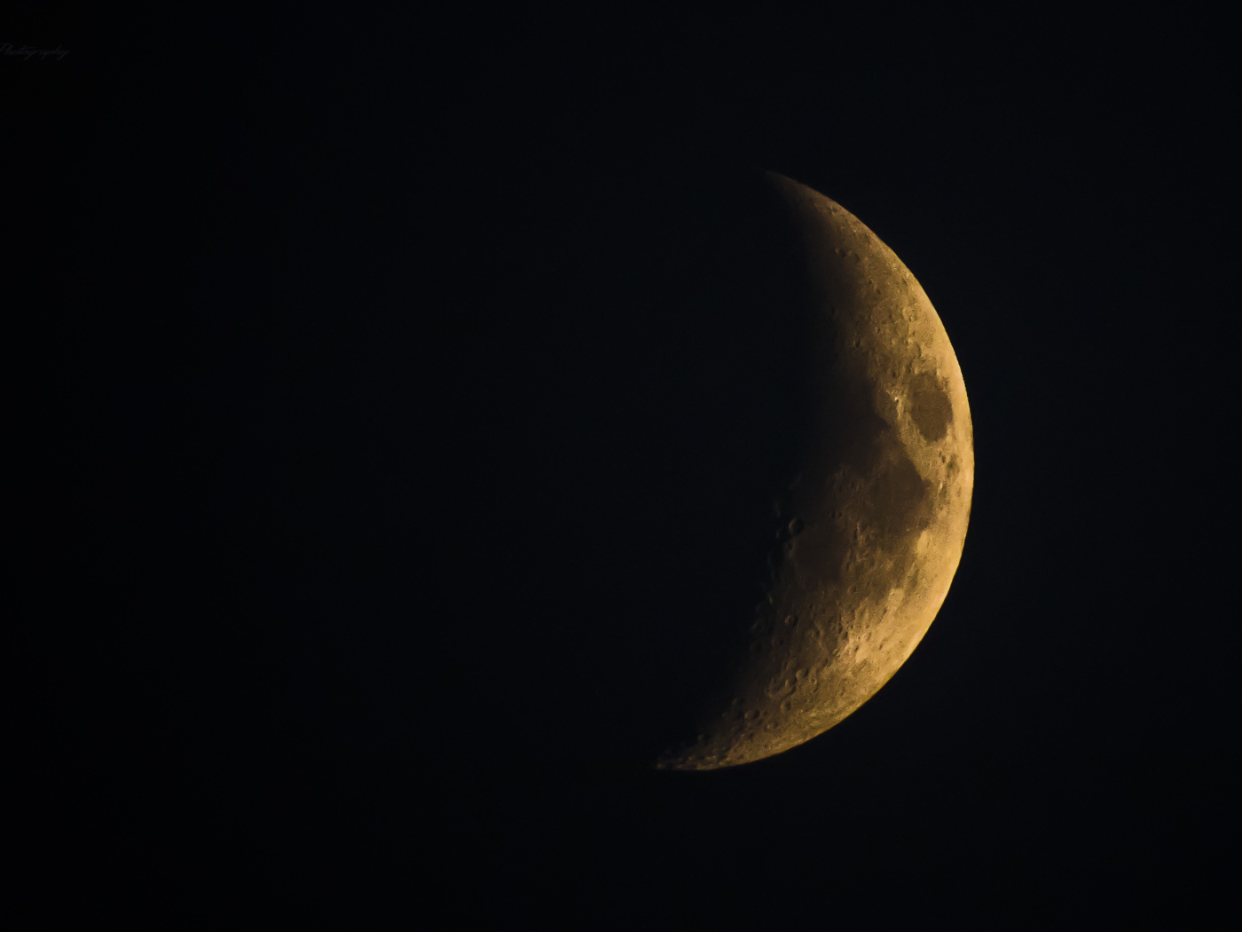 Затмение большой желтой луны 