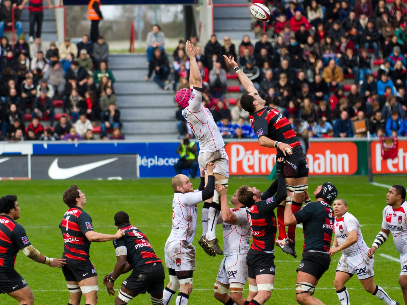 Игра команд по регби на стадионе 