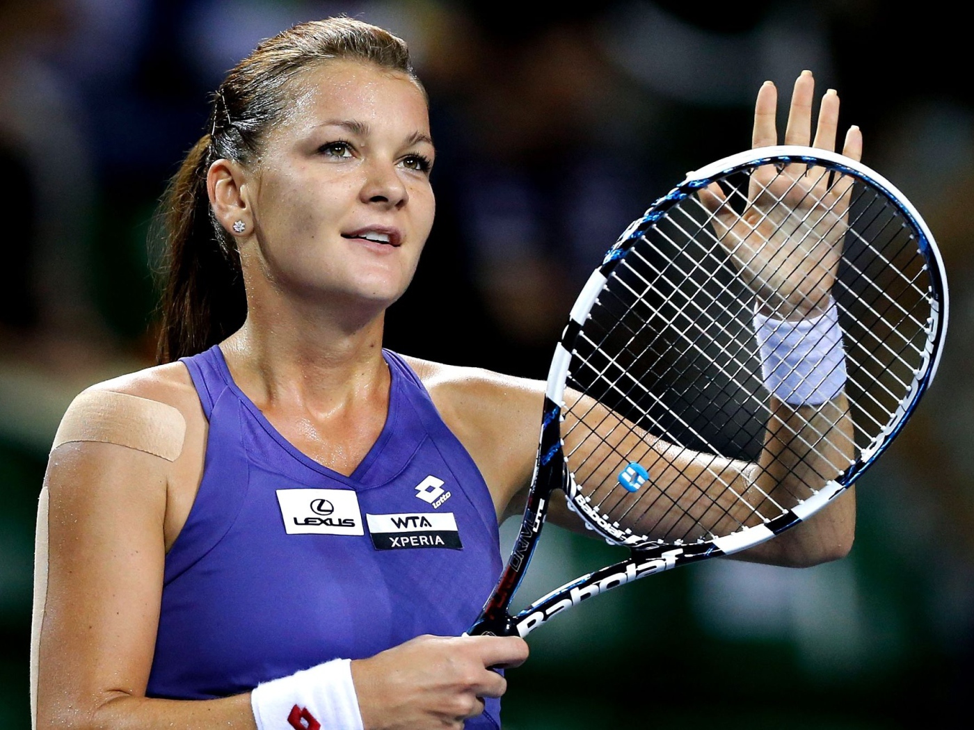 Польская теннисистка Агнешка Радваньская с ракеткой на корте 