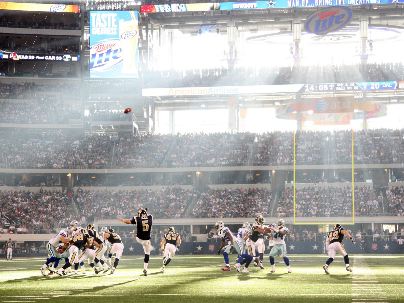 Игра команды по регби на стадионе в лучах солнца 