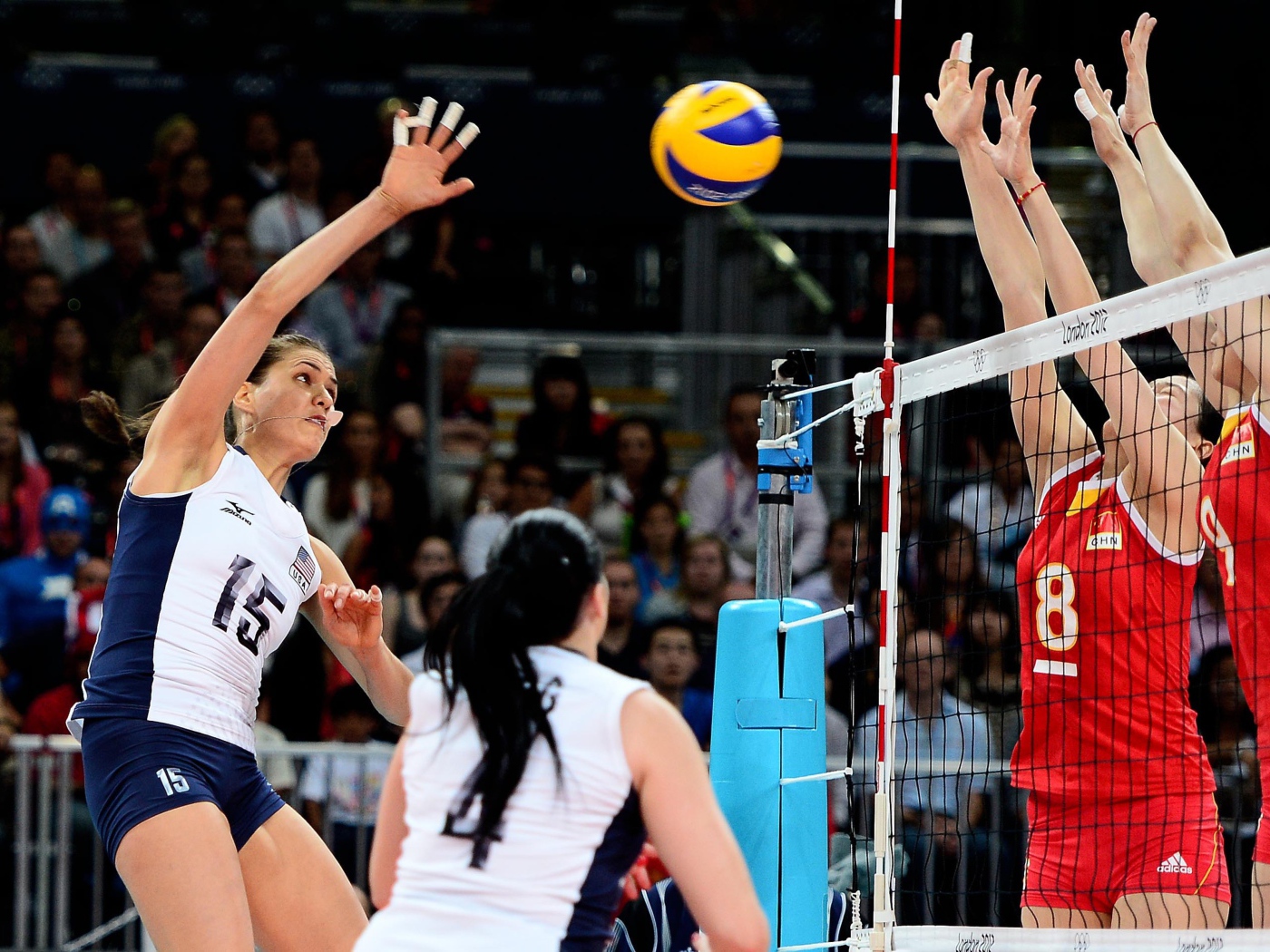 Игра команды по женскому волейболу 