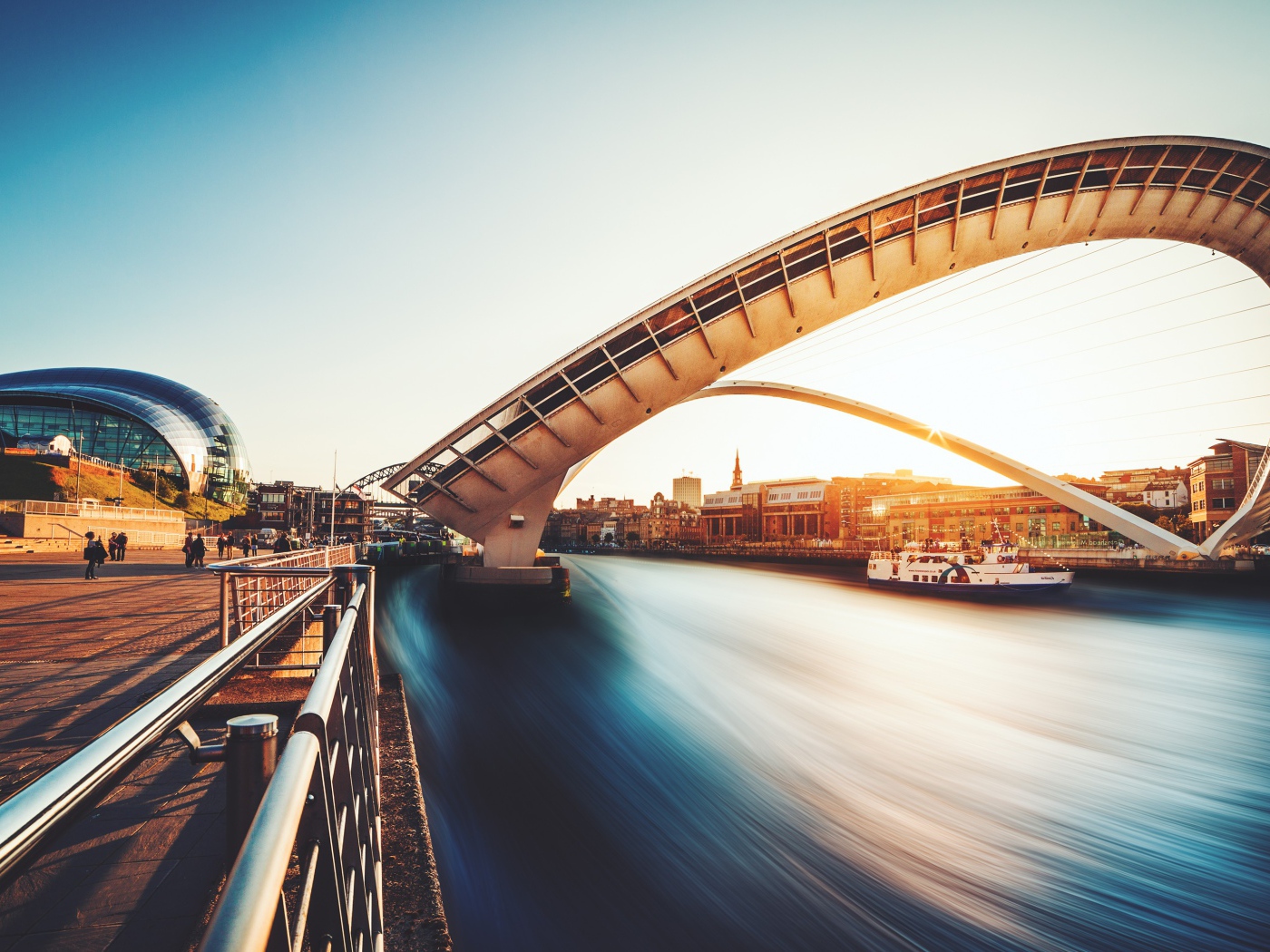 Арочный мост Миллениум город Гейтсхеде, Великобритания 