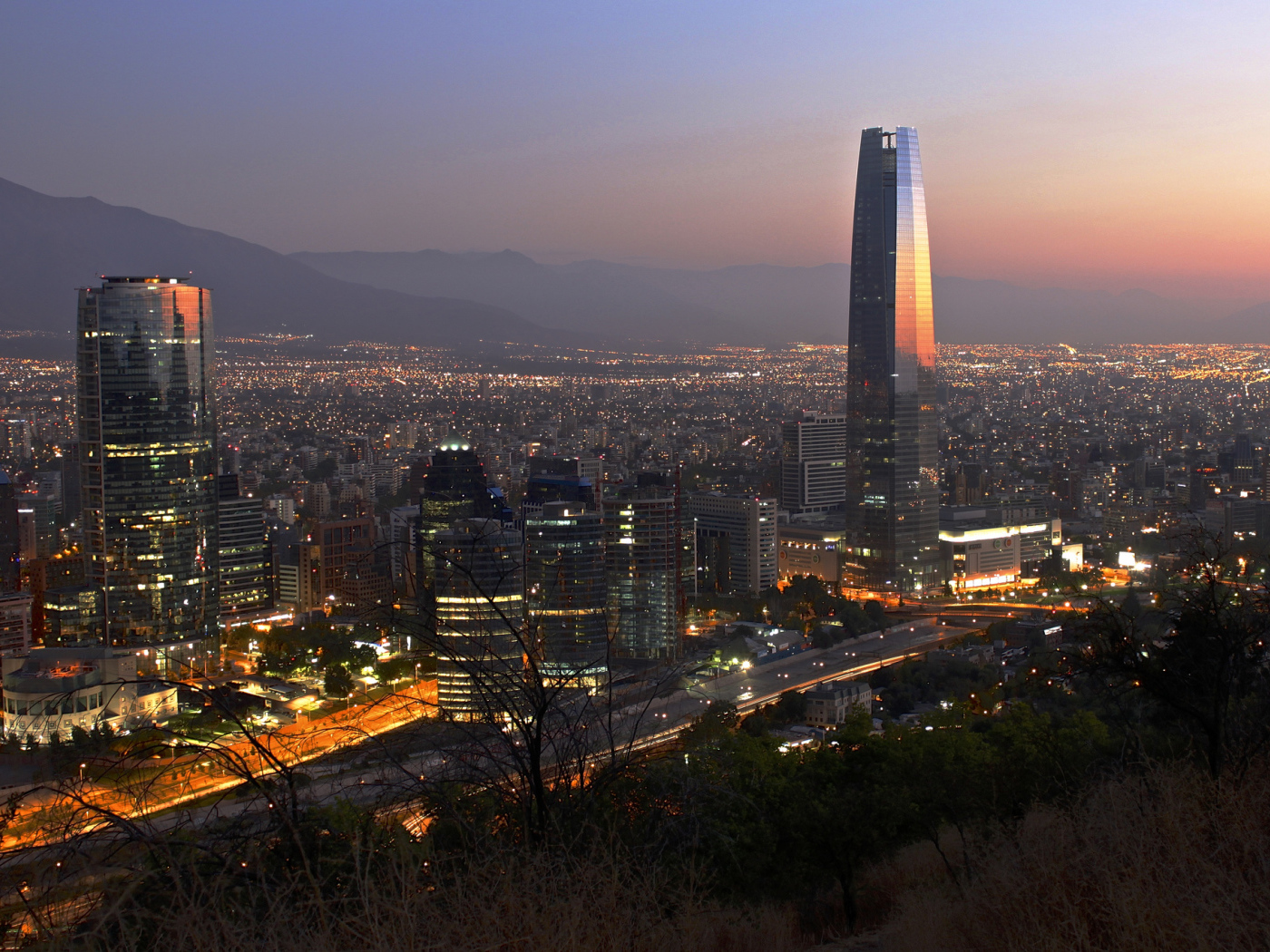 Вечерний город Сантьяго, Чили 