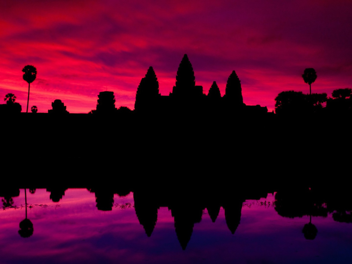 Башни храма Ангкор Ват на фоне закатного неба 