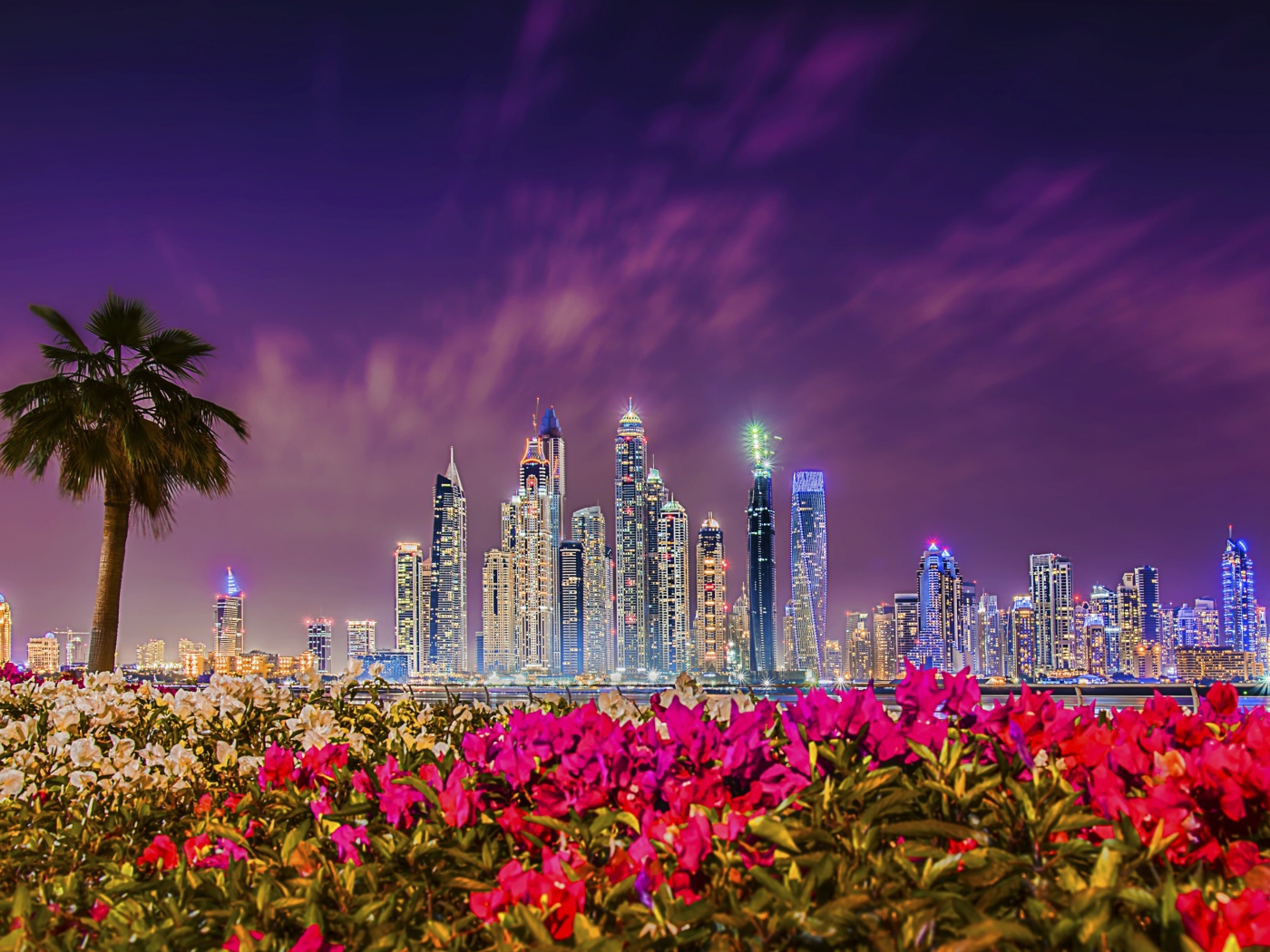 Вид на ночные небоскребы Дубая 