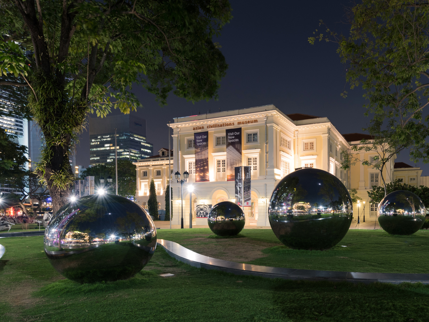 Музей цивилизаций Азии с красивыми черными шарами, Сингапур 