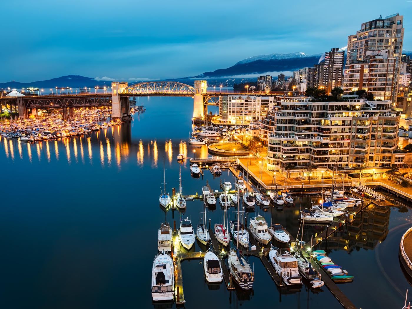 Лодки у причала на фоне ночных огней города Ванкувер, Канада