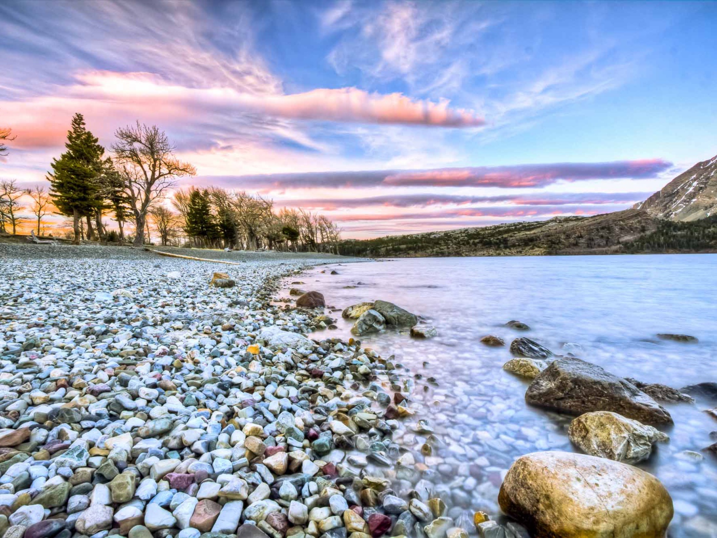 Валуны на берегу озера в национальном парке Уотертон-Лейкс, Канада 