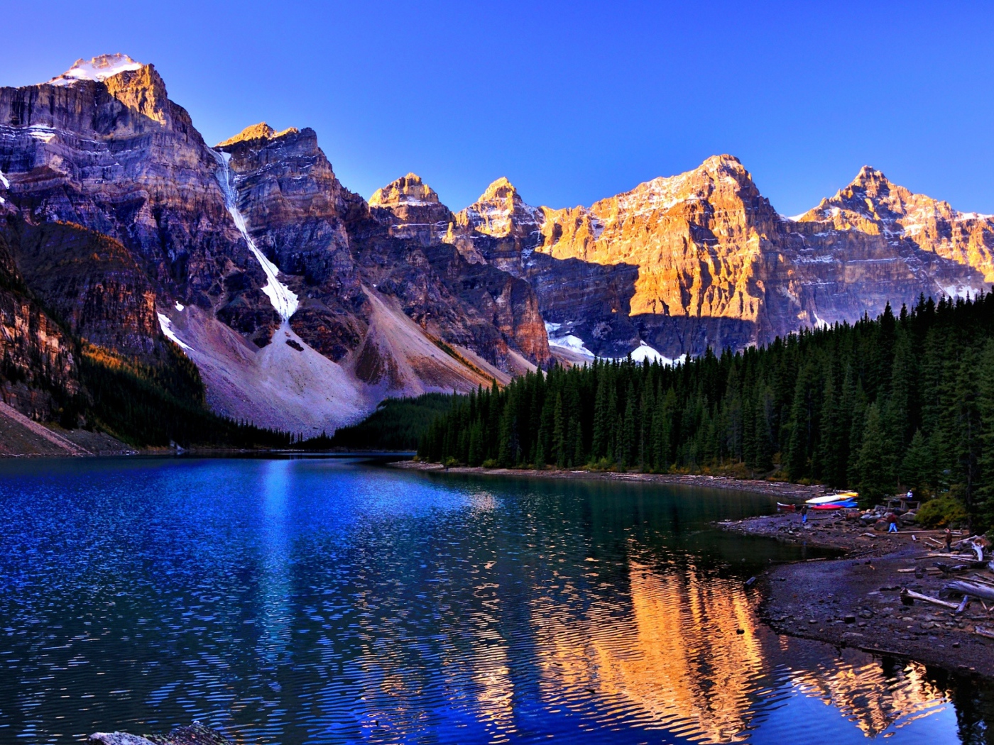 Озеро Луиз у гор в национальном парке Банф, Канада