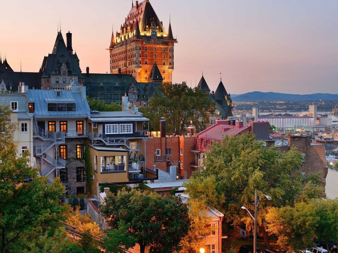 Вид на замок Шато-Фронтенак, город Квебек. Канада 