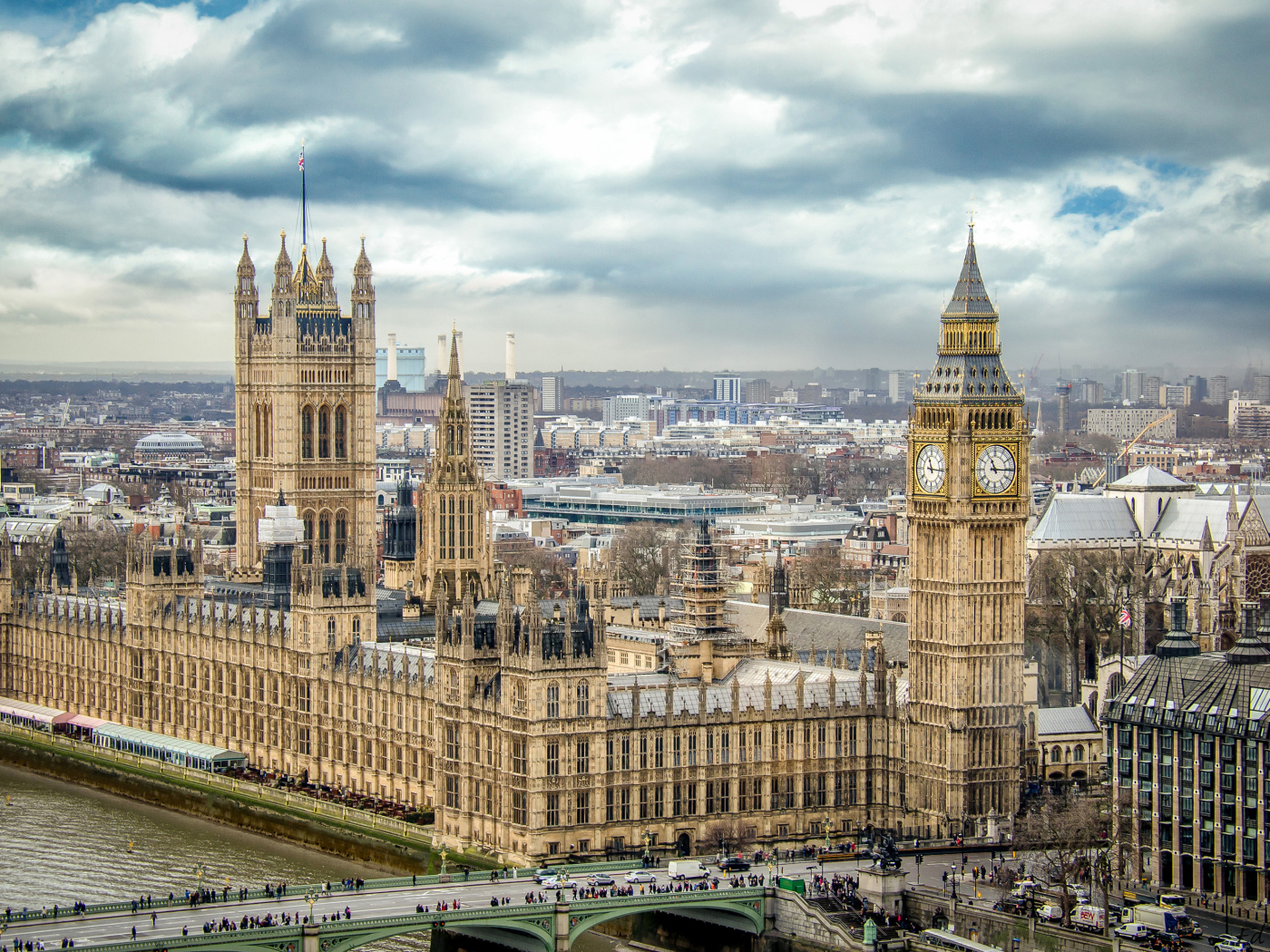 Вестминстерский дворец и Биг Бен на фоне неба, Лондон. Англия 