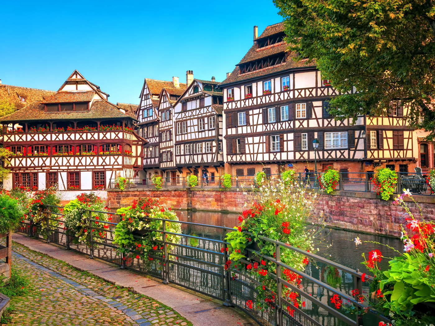 Красивые дома у реки в городе Страсбург, Франция