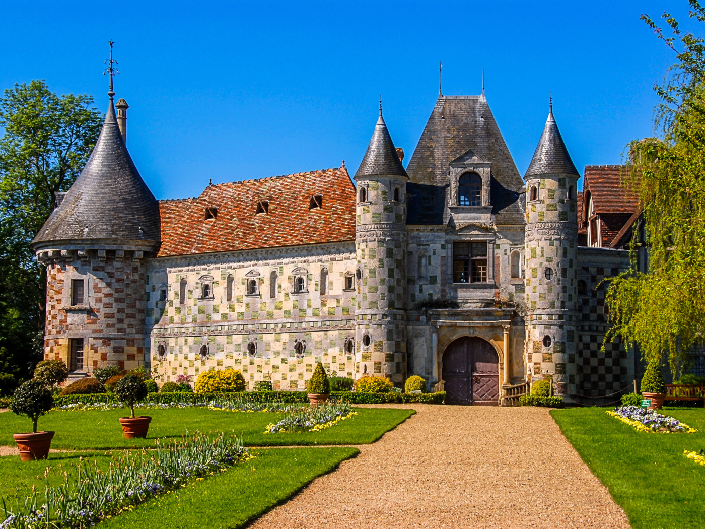 Замок Chateau de St Germain de Livet с зеленым газоном, Франция